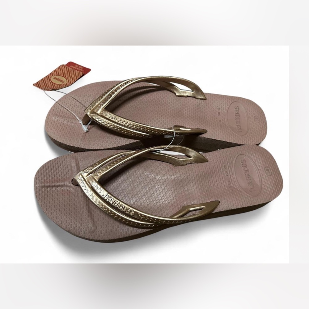 Havaianas Flip Flop Sandals with Gold straps- Tag removed. Shoes lightly worn